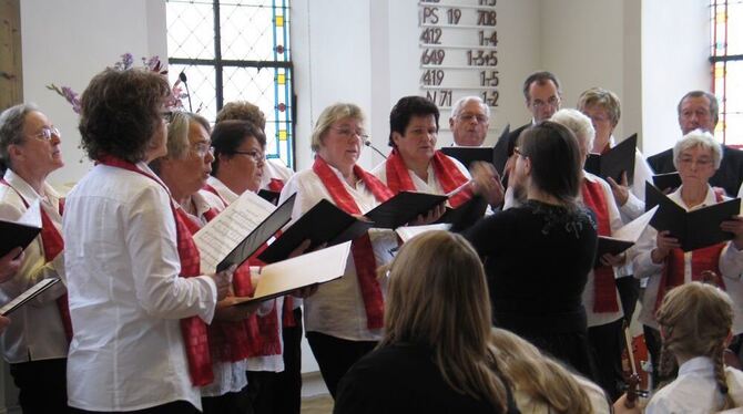 Der Singkreis Rübgarten und junge Mitglieder der Musikschule Pliezhausen musizierten gemeinsam in der Kirche. FOTO: SCHÖNECK