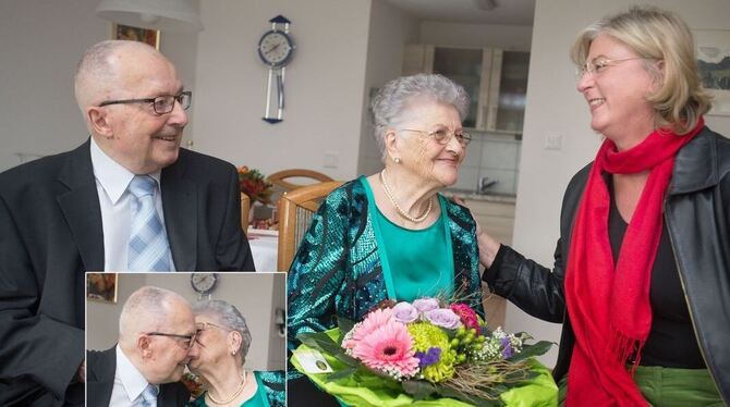 Baubürgermeisterin Ulrike Hotz gratuliert Marianne und Wilhelm Moll zur eisernen Hochzeit. FOTO: TRINKHAUS