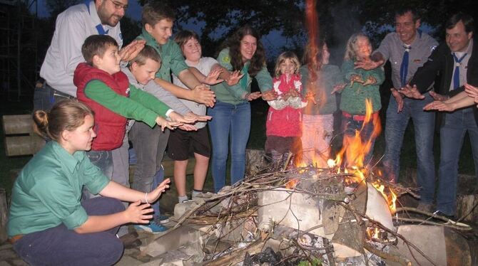 Hände wärmen am offenen Feuer – die Pfadfinder schauen zuversichtlich in die Zukunft und hoffen für den geplanten Jugend- Naturz