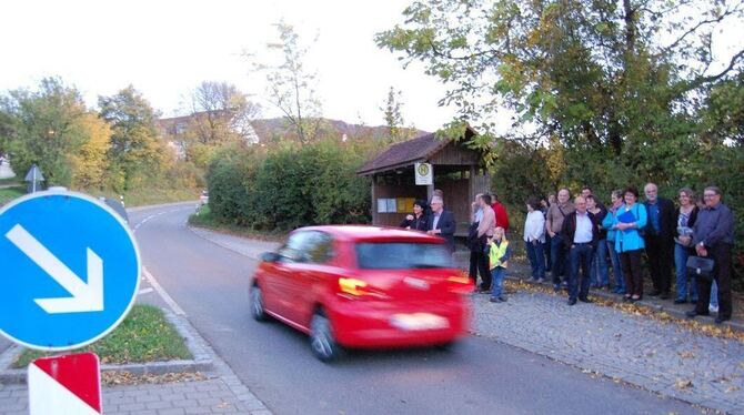 Problem eins: An der Bushaltestelle Glemser Straße wird gerast und haben Fußgänger zu wenig Platz beim Straßenqueren. Ortschafts