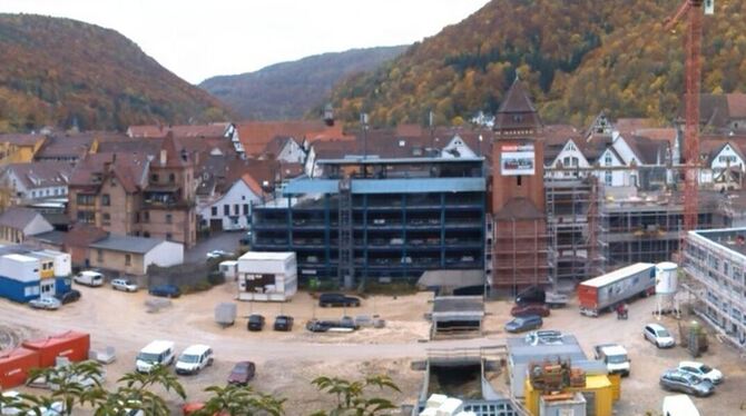 Das Elsach-Center in Bad Urach wächst rasant in die Höhe. GEA-FOTO: FINK