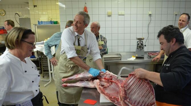 Jäger Thomas Schelling (links) und Küchenmeister Daniel Seywald zerlegen fachgerecht eine Wildsau. GEA-FOTO: US