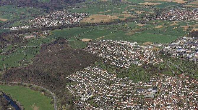 Bei dem rot gekennzeichneten Areal handelt es sich um das Gebiet »Eichwasen«, auf dem die Gemeinde Pliezhausen auf ungefähr 2,8