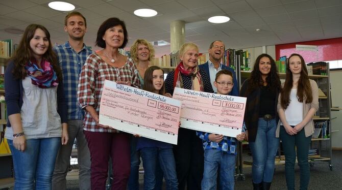 Große Freude bei der Scheckübergabe in der Wilhelm-Hauff-Realschule (von links): Natalie Kern, Peter Dörr, Gerti Weigner, Annett