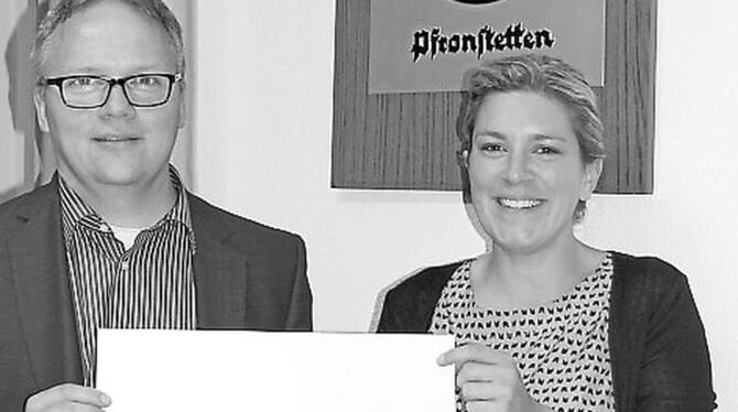 Reinhold Teufel und Sarah Schick präsentieren das neue Logo. FOTO: HÄUSSLER