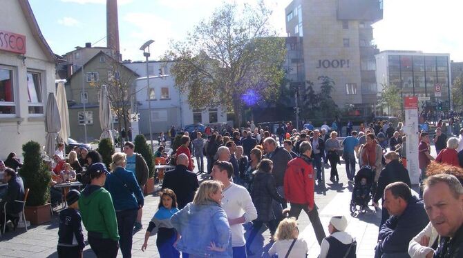 Als gäbe es unter der Woche nichts: Besuchermassen in der Outlet-City Metzingen.