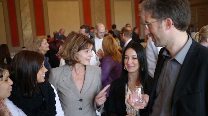 Ilka Neuenhaus, Bereichsleiterin Freiwilligendienste im IB Tübingen, und OB Boris Palmer im Gespräch mit FSJlerinnen.  FOTO: SCH