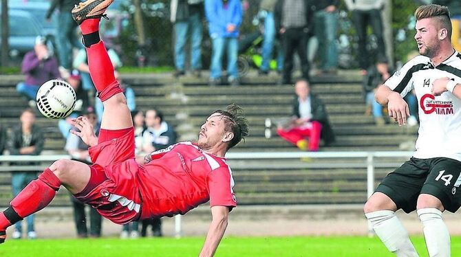 Erzielte zwei Tore und versuchte es auch mit einem Fallrückzieher: Bastian Bischoff. Rechts: Dragan Ovuka.  FOTO: BAUR