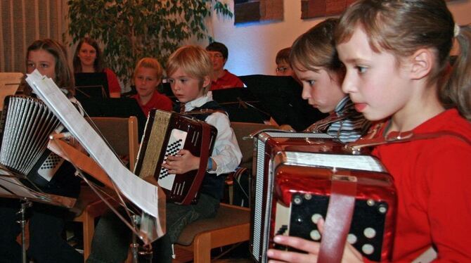 Konzentriert an Tasten und Knöpfen, das Jugendensemble gemeinsam mit dem Erwachsenenorchester. FOTO: LPT