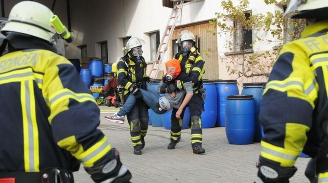 Die Feuerwehr rettet mehrere Verletzte aus dem »brennenden« Gebäude. GEA-FOTO: MEYER