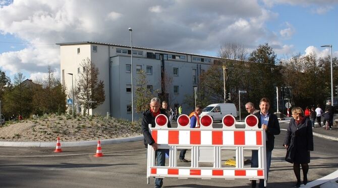 Sekunden, nachdem dieses Bild entstand, war der neu gestaltete Kreisverkehr für den Verkehr freigegeben. Die Absperrung beiseite