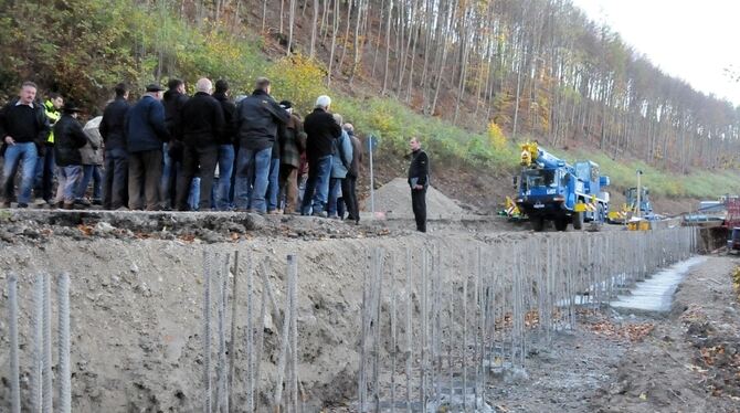 Ortstermin in der Dämmerung: Ortschaftsräte dreier Gemeinden begutachten den Baufortschritt in der Talheimer Steige. GEA-FOTO: M