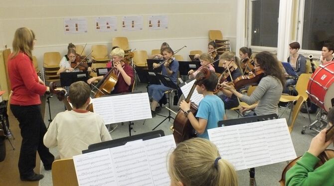 Schnappschuss von einer Probe des Musikschul-Orchesters in einem der Räume des Bürgerhauses am Schillerplatz. Wenn alle vierzig