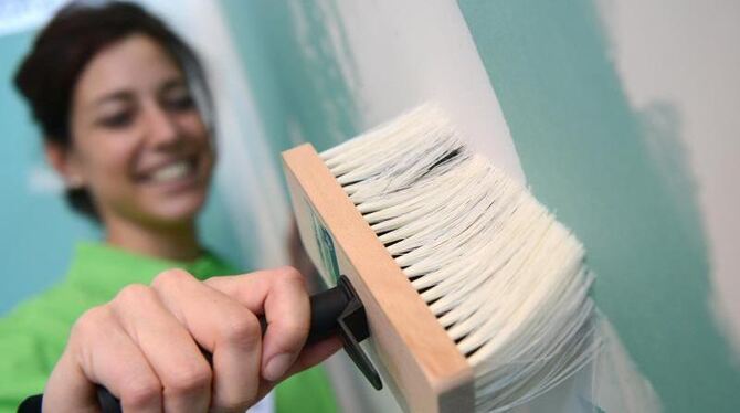 Immer mehr Frauen schwingen selbst den Pinsel. Foto: Caroline Seidel