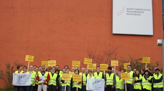 Protestplakate statt Instrumente: Die Württembergische Philharmonie trat zum zweiten Mal in Warnstreik. FOTO: PR