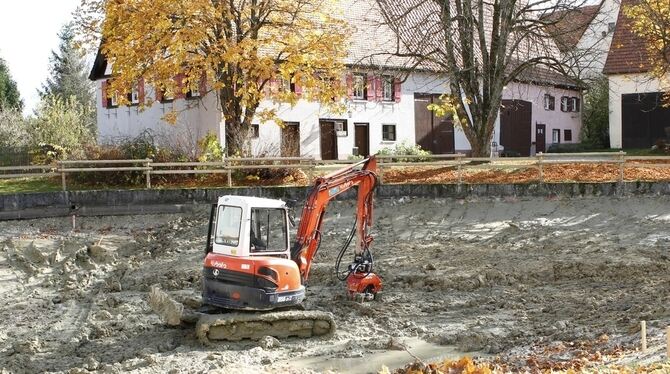 Bernlochs Hüle ist derzeit eine Baugrube. Der Dorfteich wird abgedichtet, seine Randbereiche werden neu gestaltet. FOTO: LEUSCHK