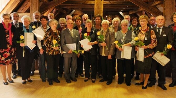 Zwei Dutzend Sängerinnen und Sänger aus Chören des Bezirks Steinlach-Härten-Wiesaz wurden im Gomaringer Schloss geehrt. GEA-FOTO