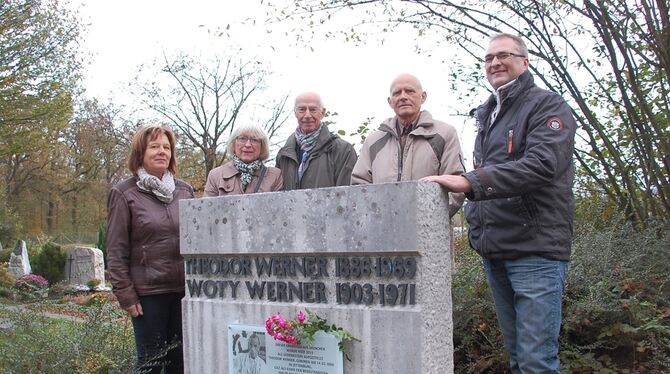 Annerose Braun, Hiltraut und Tilman Wohlgemuth, Norbert Poreski und Günter Brucklacher am Grabstein des Künstlerehepaars. FOTO: