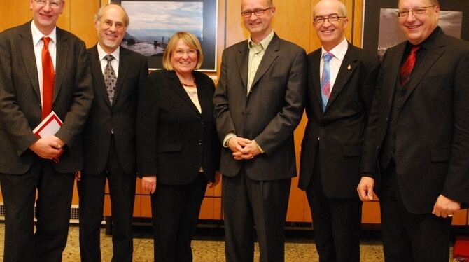 Fanden lobende Worte beim Festakt (von links): Professor Dr. Jörg Barthel, Professor Dr. Roland Gebauer, Bischöfin Rosemarie Wen