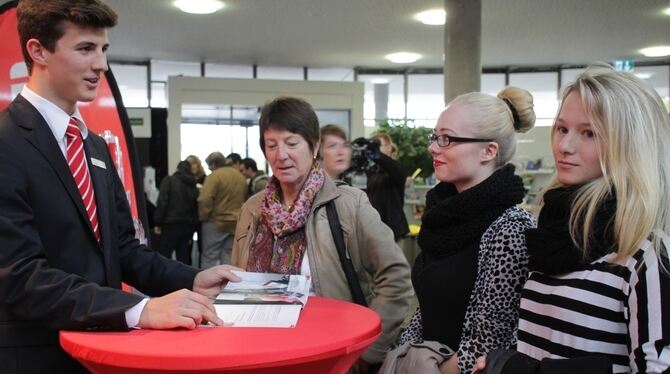 Von Voraussetzungen bis Verdienst: An den Ständen werden alle Fragen rund um das Thema Ausbildung beantwortet. FOTO: STEFAK