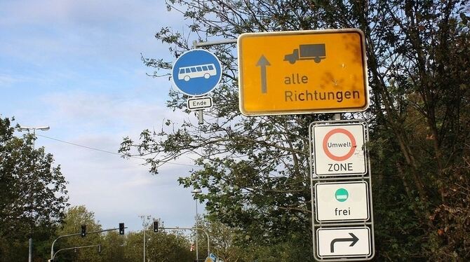 Die grüne Plakette am Fahrzeug ist in der Reutlinger Umweltzone seit geraumer Zeit Pflicht. Auch in Eningen soll diese Regel bal