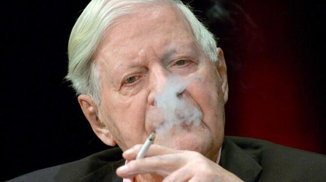 Helmut Schmidt wird wohl auch in dem Film zu seiner Person nicht ohne Zigarette zu sehen sein. Foto: Ralf Hirschberger/Archiv