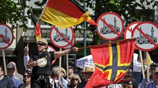 Rechtsextrem und populistisch: Anhänger von »Pro NRW« protestieren in Bonn gegen den Bau von Moscheen. Foto: Marius Becker/Ar