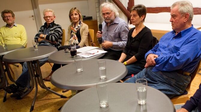 Generalstreik-Nachkommen auf dem Podium in Mössingen (von links): Manfred Wick, Paul Ayen, Christa Steinhilber-Benz, Museumsleit