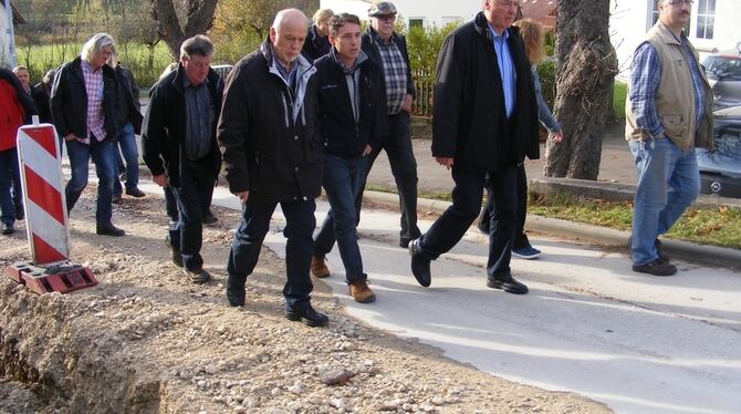 Raschen Schrittes besichtigten Bürgermeister Friedrich Bisinger, zweiter von rechts, und seine Gemeinderäte jetzt eine Baustelle