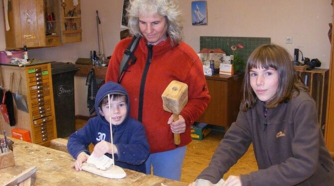 Unter mütterlicher Aufsicht probierten sich Kinder in der Holzwerkstatt.  FOTO: TBÖ