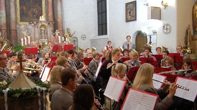 In der festlichen Kulisse der Pankratiuskirche boten die Augstbergmusikanten Steinhilben ein besonderes Konzert. FOTO: HÄUSSLER