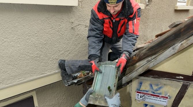 Das auskragende Vordach des Hauses, das sich in die Gasse hinein neigt, ist marode. Die Konstruktion muss neu aufgebaut werden.