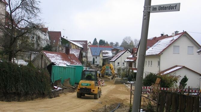 Kurz vor Wintereinbruch gleicht halb Rietheim noch einer offenen Wunde, weshalb hier mit Hochdruck gearbeitet wird. GEA-FOTO: OE