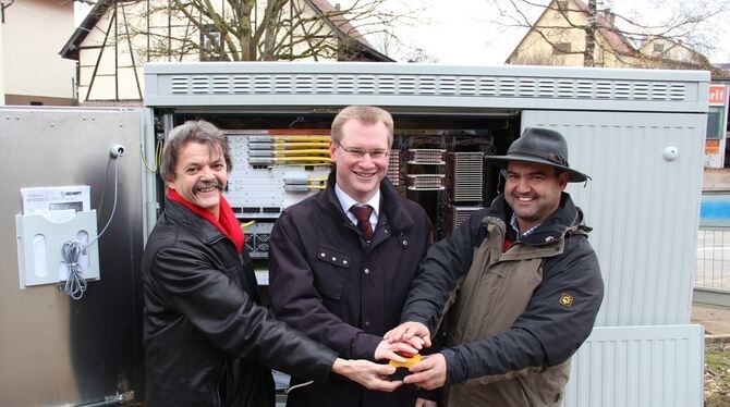 Zusammen mit Projektleiter Johann Speh drücken Engstingens Bürgermeister Mario Storz und Ortsvorsteher Martin Mauser (von links)