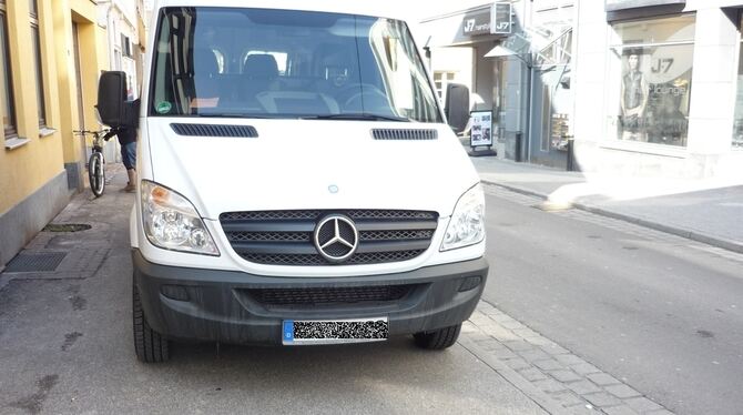 Parkplatz auf dem Bürgersteig ist in der Metzgerstraße gang und gäbe. Mit der Öffnung wird die Straße für den Autoverkehr noch a