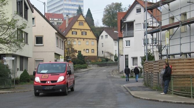 Die Bushaltestelle auf der linken Seite (hinter dem Auto) bleibt. Hier wird nur der Bordstein auf das für Rollstühle benötigte N