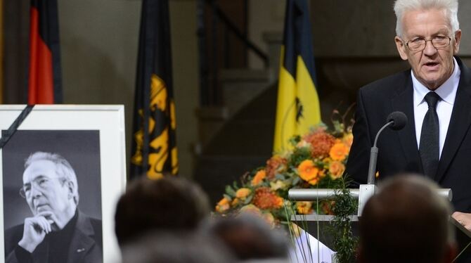 Der baden-württembergische Ministerpräsident Winfried Kretschmann spricht am in der Stiftskirche in Stuttgart bei der Trauerfeie