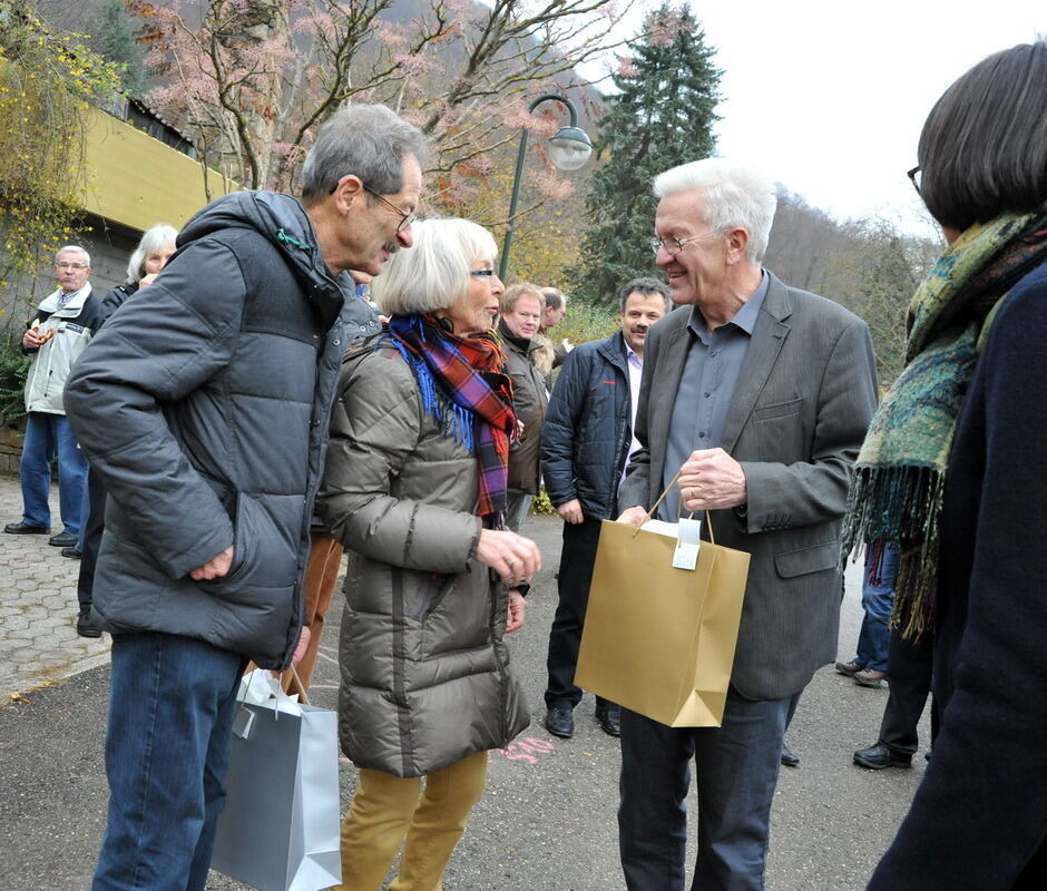 Winfried Kretschmann besucht Landhaussiedlung Öschingen