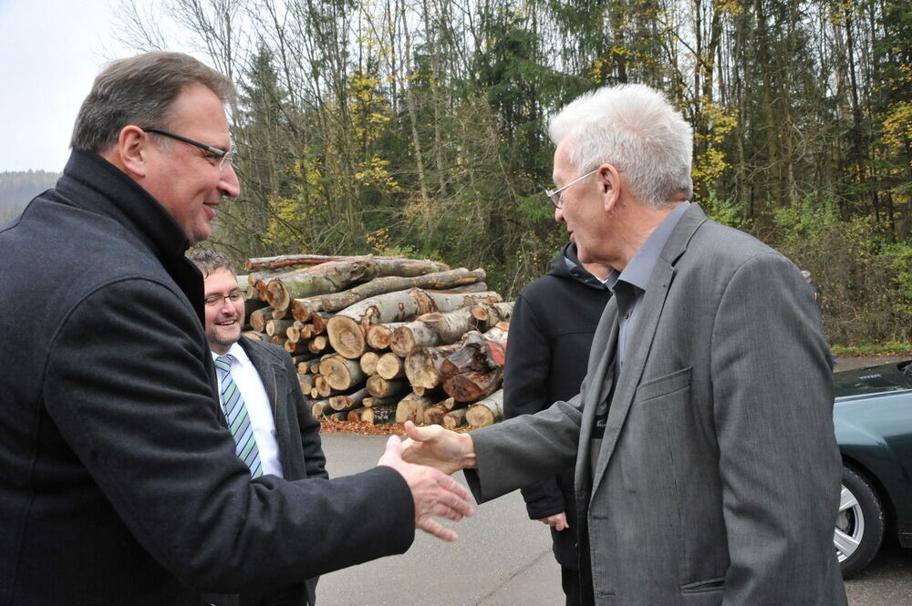 Winfried Kretschmann besucht Landhaussiedlung Öschingen