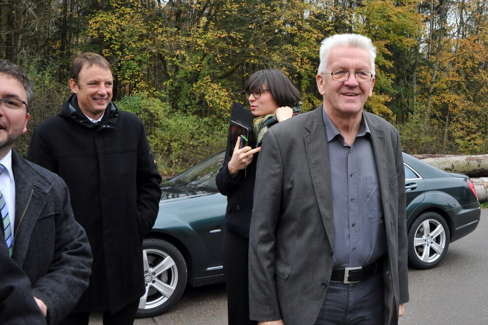 Winfried Kretschmann besucht Landhaussiedlung Öschingen