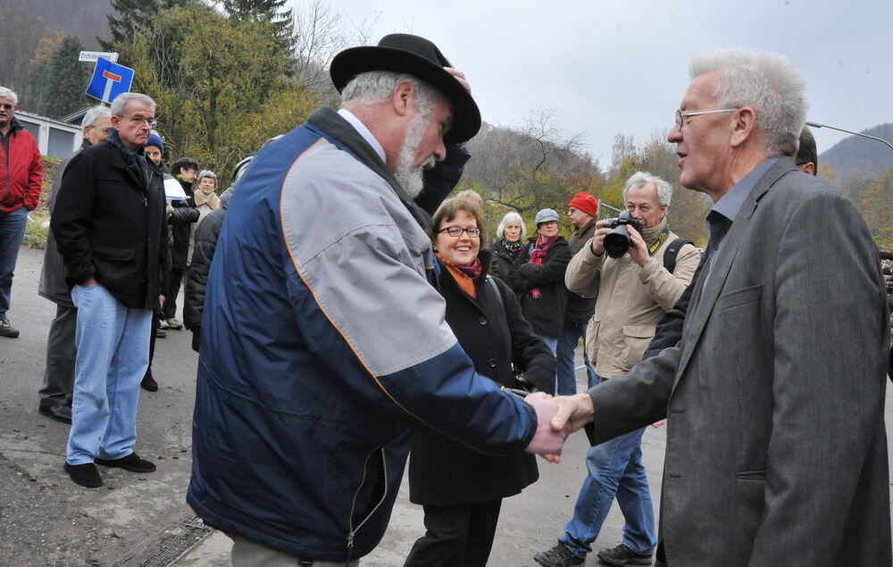 Winfried Kretschmann besucht Landhaussiedlung Öschingen