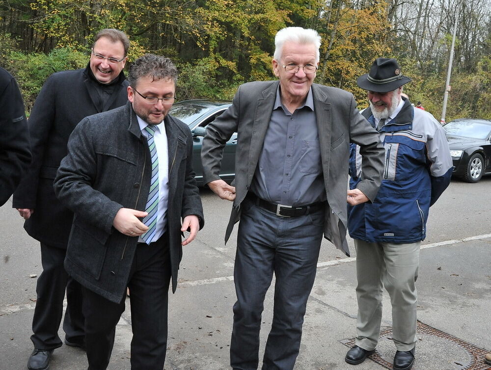 Winfried Kretschmann besucht Landhaussiedlung Öschingen