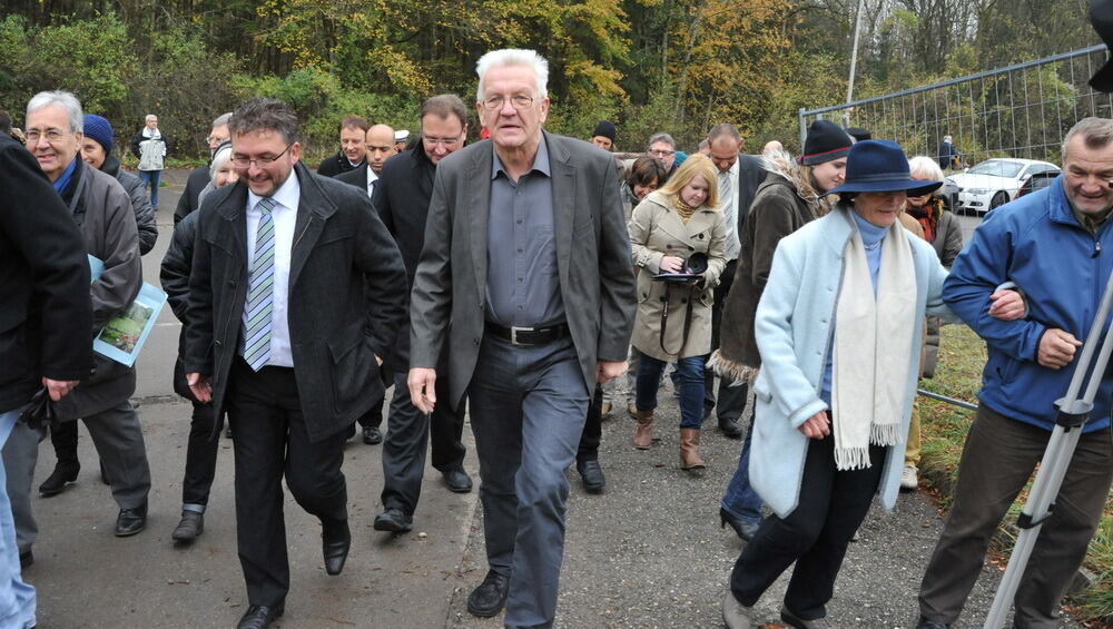 Winfried Kretschmann besucht Landhaussiedlung Öschingen