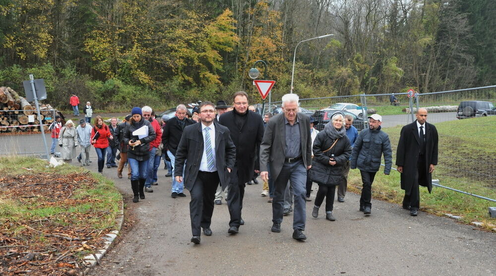 Winfried Kretschmann besucht Landhaussiedlung Öschingen