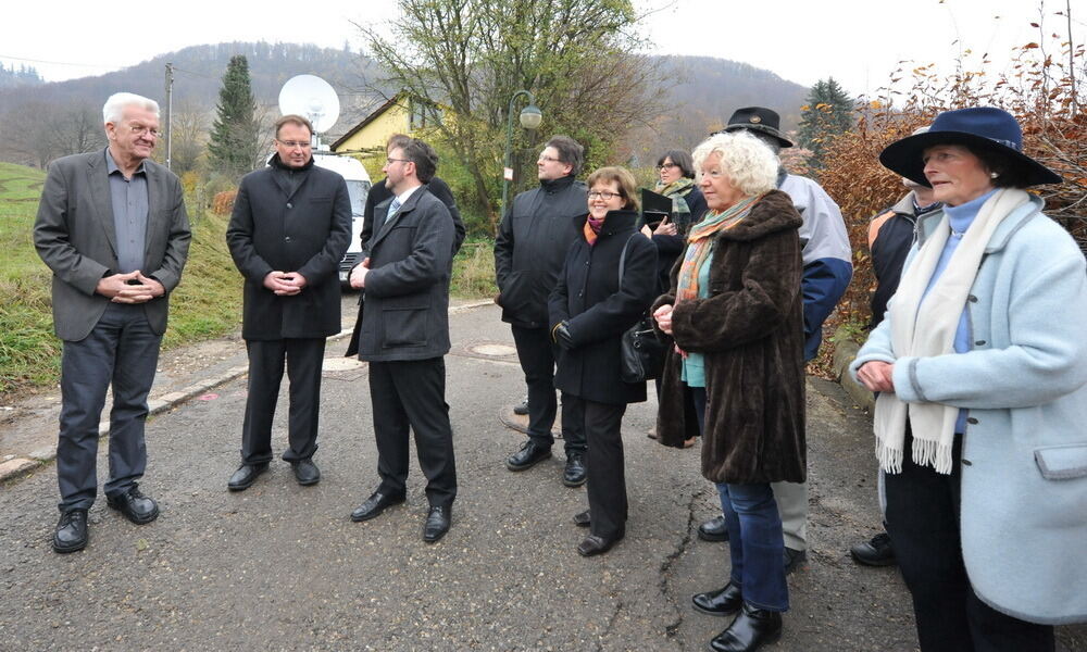 Winfried Kretschmann besucht Landhaussiedlung Öschingen