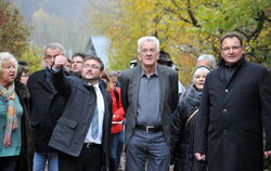 Winfried Kretschmann besucht Landhaussiedlung Öschingen