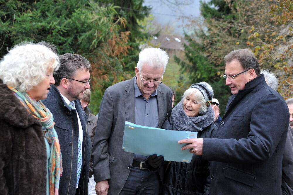 Winfried Kretschmann besucht Landhaussiedlung Öschingen