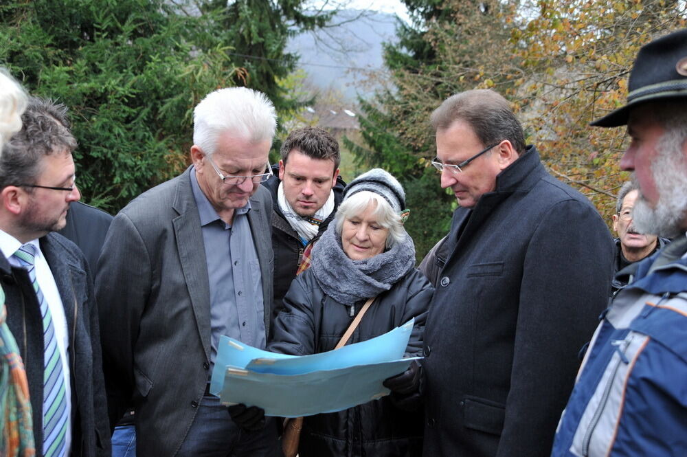 Winfried Kretschmann besucht Landhaussiedlung Öschingen