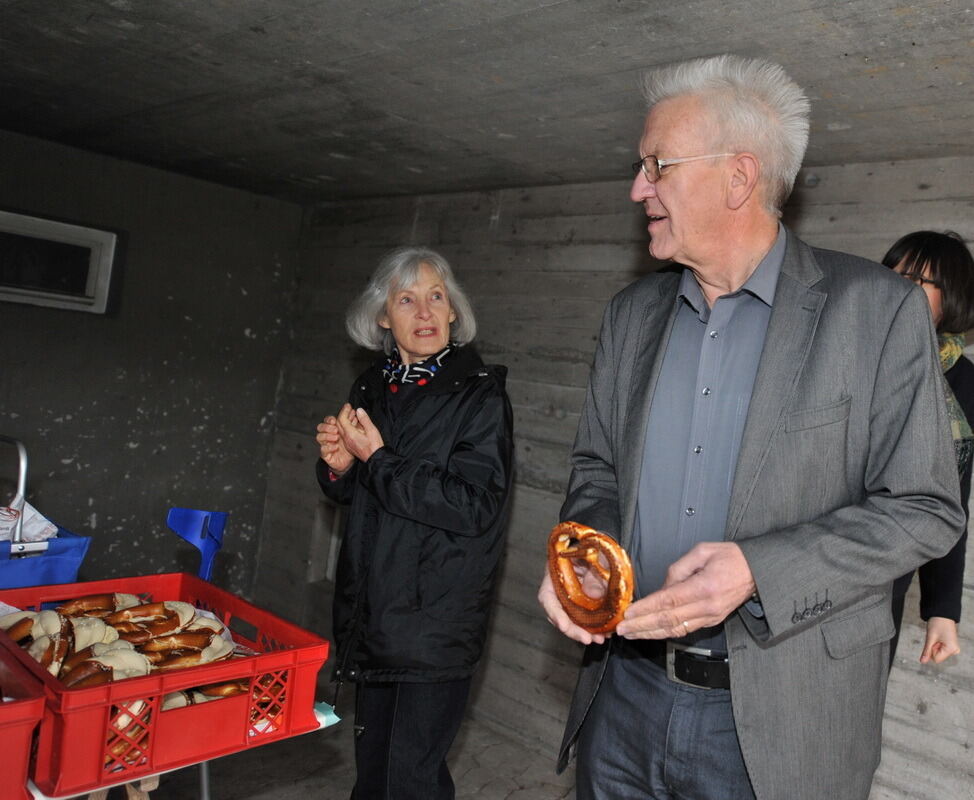 Winfried Kretschmann besucht Landhaussiedlung Öschingen