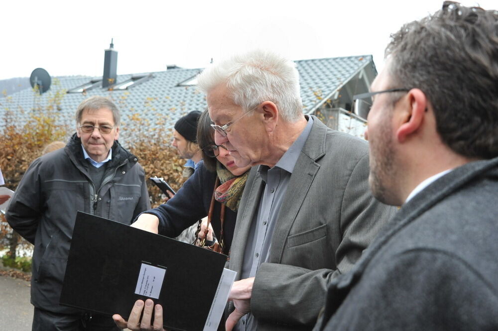 Winfried Kretschmann besucht Landhaussiedlung Öschingen